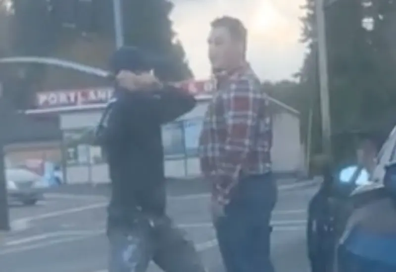 El supuesto 'samurái' brinca y ondea su arma mientras trata de intimidar a su contrincante que lo ve retador.