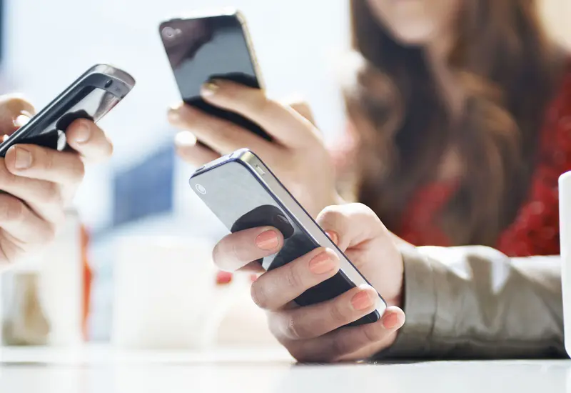 Especialistas afirman que antes de los 16 años no es recomendable que un niño tenga un teléfono móvil.