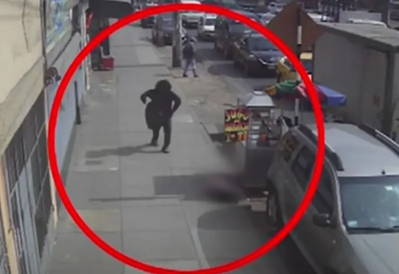 La niña afectada se encontraba con su mamá quien vende jugos en un puesto callejero cuando sufrió el brutal ataque.