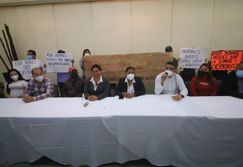 Trabajadores de salud en mesa de debate