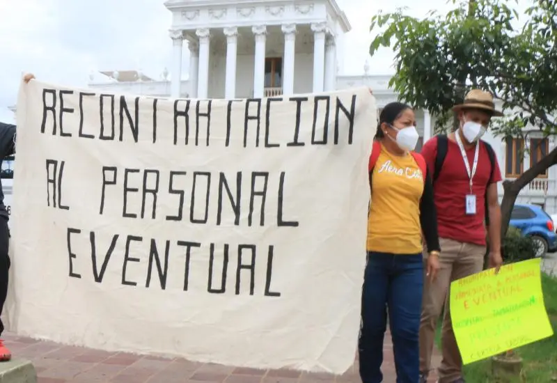 Protestan trabajadores de salud