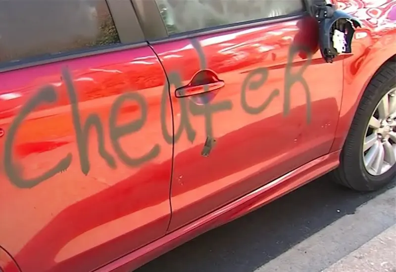 La dueña de la camioneta asegura no conocer a ningún Mike y mucho menos quién pudo vandalizar su carro.