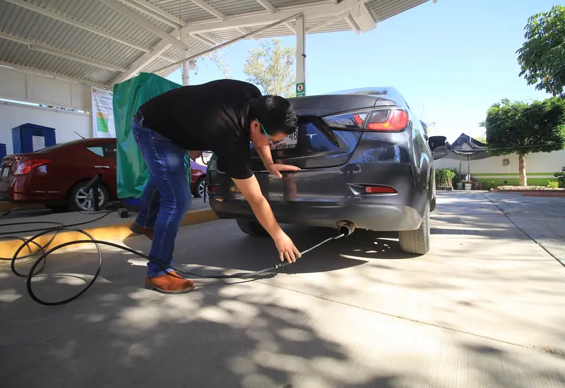 Persona haciendo verificación vehicular