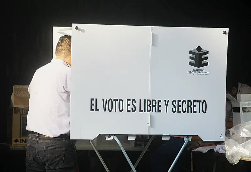 Ciudadano en la urna de voto 