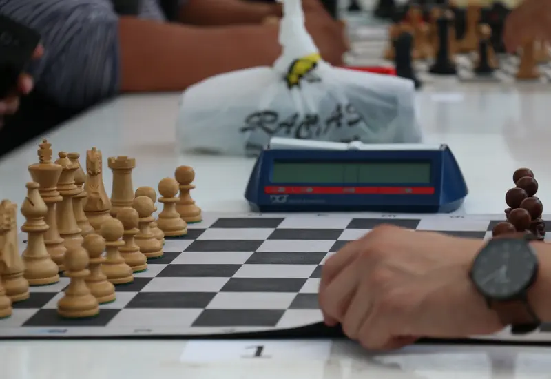 Manos y piezas de ajedrez