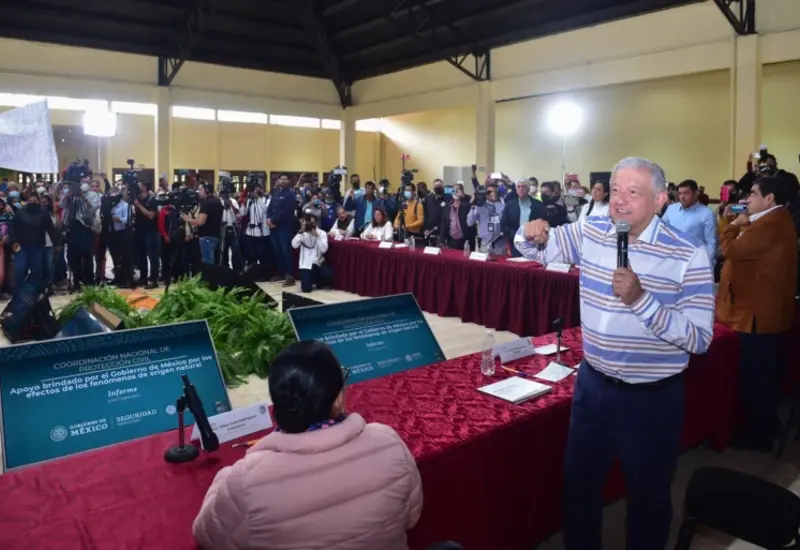  López Obrador reafirmó el compromiso de continuar la entrega de apoyos a las y los afectados por el paso del huracán Grace, de manera directa y sin excluir a ningún damnificado. (Agencias)