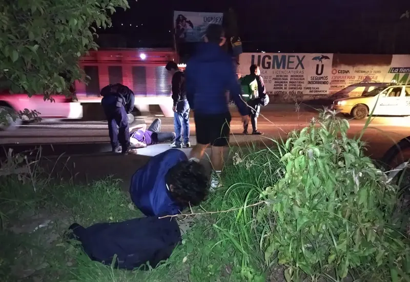 Los dos ocupantes de la motocicleta resultaron lesionados.