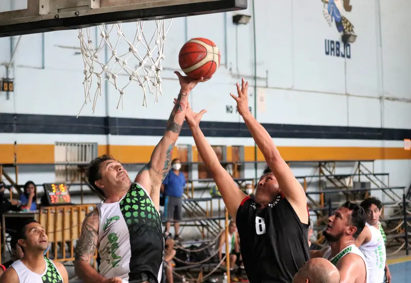 Basquetbolistas jugando
