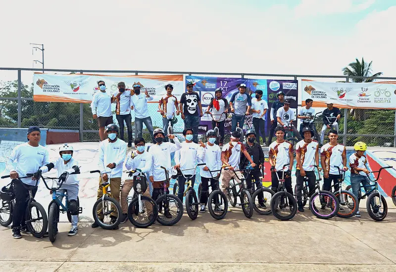 Ciclistas posando