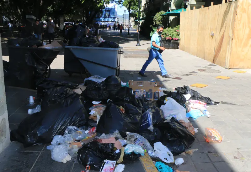  Desde septiembre se suspendió el servicio de recolección de basura en la capital debido a la falta de pago mensual por la renta de 40 camiones recolectores, por lo que la ciudadanía comenzó a sacar su basura a la calle.  (Mario Jiménez Leyva)