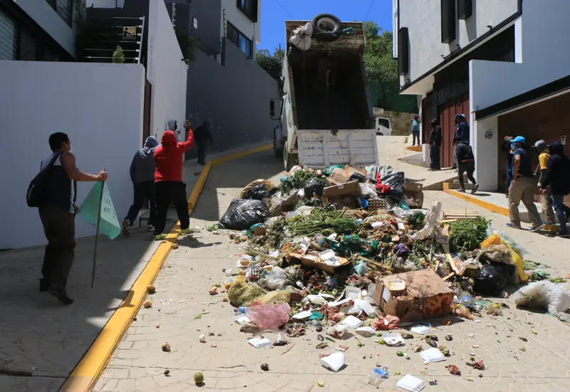 Los manifestantes tiraron basura frente a la casa del edil de Oaxaca de Juárez. (Mario Jiménez Leyva) 