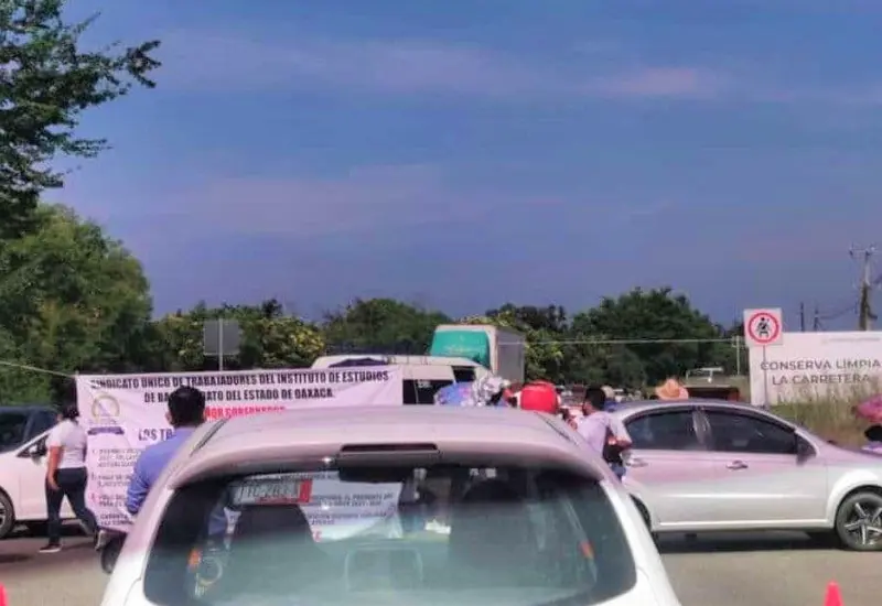 Con una enorme lona que atravesaron sobre la carretera federal, los manifestantes impidieron el tránsito vehicular en ambos carriles.
