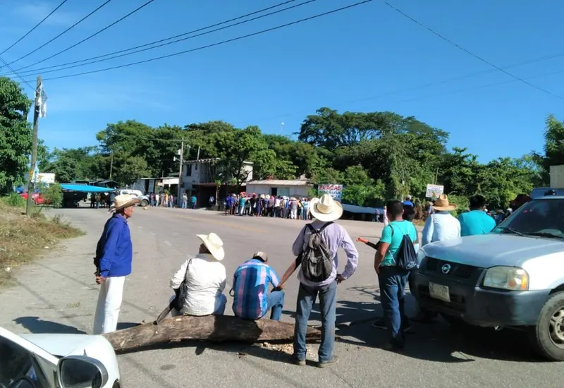 Por segundo día, los pobladores cerraron la carretera que va hacia Acapulco.