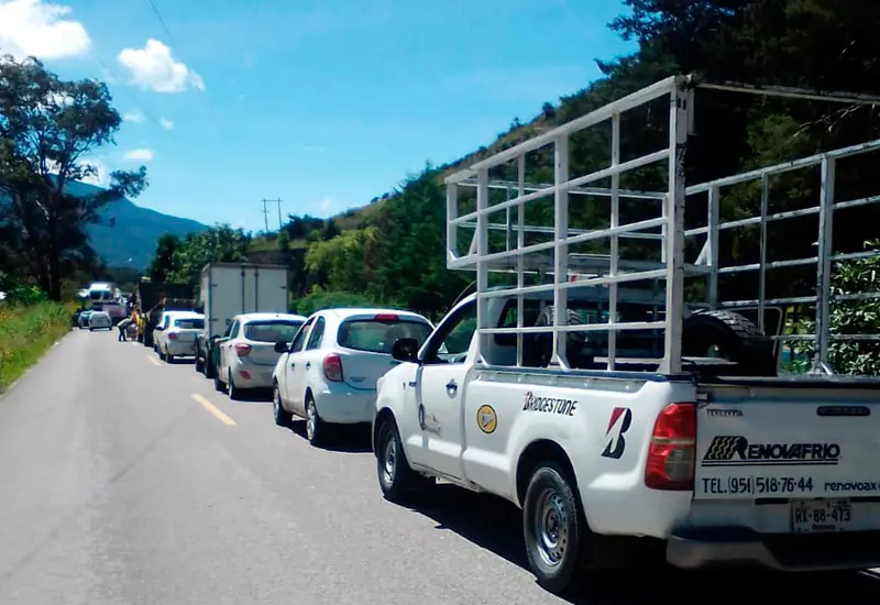 El bloqueo provocó largas filas de autos en la carretera Huajuapan-Juxtlahuaca.