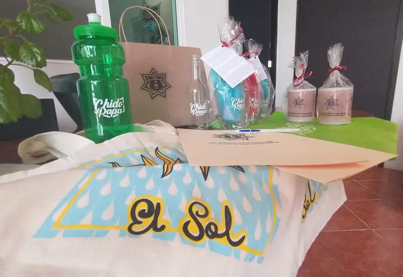 Las personas privadas de su libertad aprendieron las diferentes formas de impresión a través de la serigrafía en playeras, tazas de cerámica, botellas de vidrio y plástico, tarjetas, plumas, bolsas de papel kraft y tela. (Cortesía) 