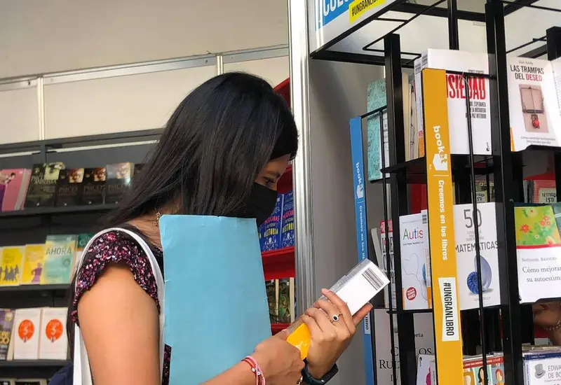 Mujer viendo libros