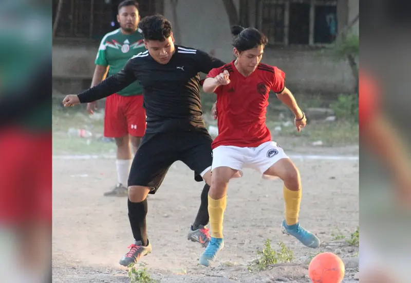 En cada espacio del terreno de juego disputan con todo el balón. 