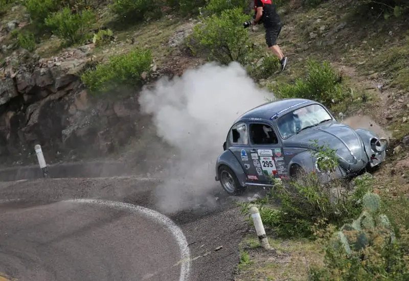Automóvil sacando humo