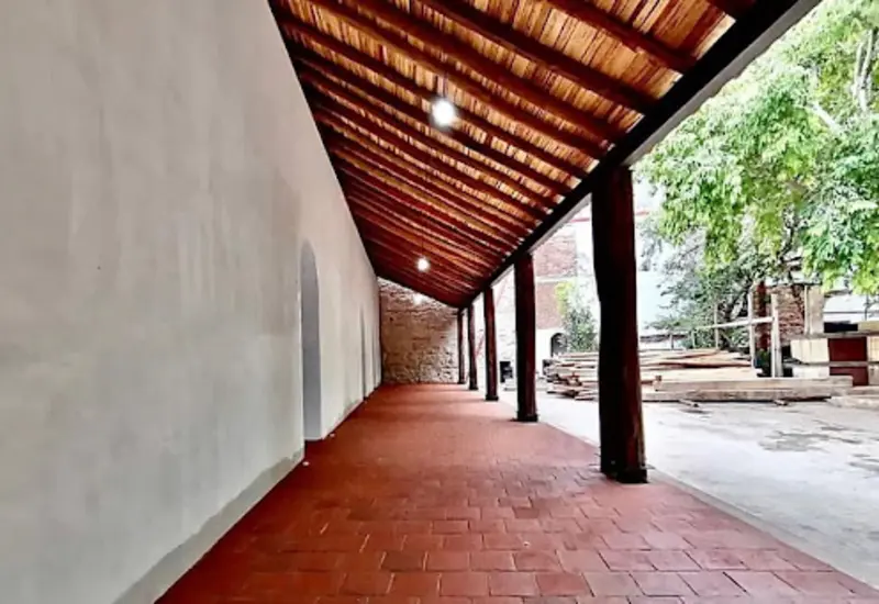 Integrantes del Colectivo por la Conservación de la Casa de la Cultura verifican la reconstrucción en Juchitán.