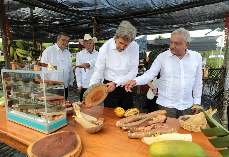 AMLO platicando con John Kerry