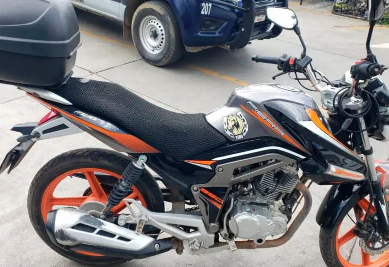  La motocicleta de modelo reciente asegurada por policías de Oaxaca de Juárez.