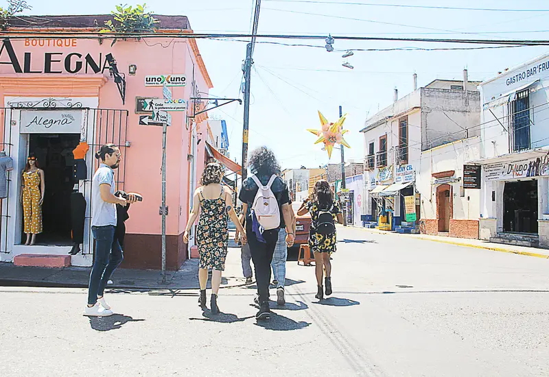 En las calles con señalamientos de "uno por uno", pocos automovilistas ceden el paso a peatones.  Foto: Emilio Morales Pacheco