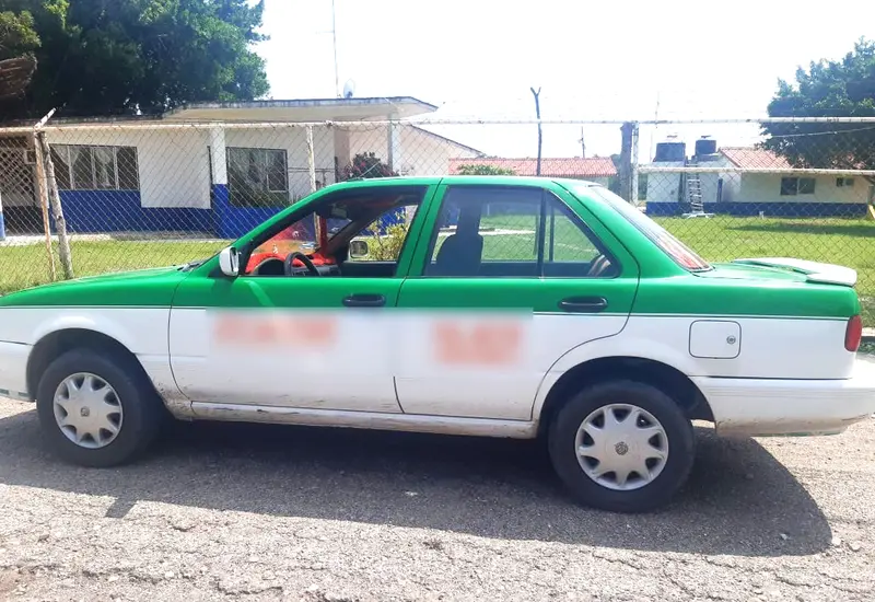 El taxi en el que viajaban los dos sujetos.