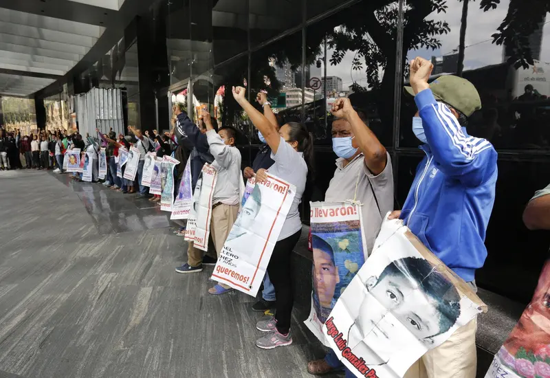  "Ignacio", como se identifica a Salgado Valladares en la documentación hecha pública, le reporta a "El Gil" que tiene a varios "ayotzinapos" detenidos que andaban encapuchados y armados. (Agencia Reforma)