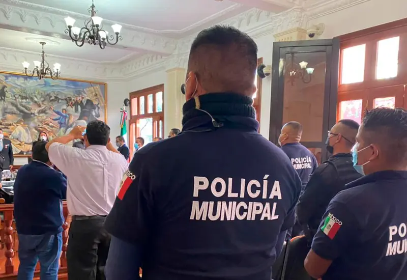 Los policías fueron citados en la sesión de cabildo para recibir su reconocimiento.