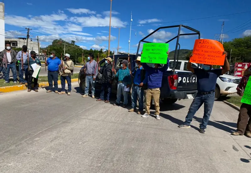 Con protestas, los habitantes de San Martín Peras exigieron que se esclarezca el crimen en el que dos funcionarios municipales resultaron muertos. (Lesli Aguilar)