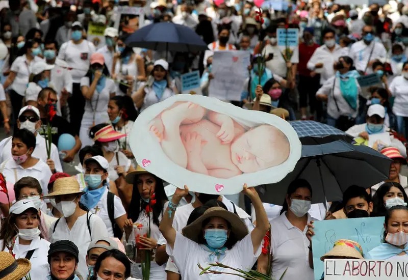 Además de organizaciones civiles como el Frente Nacional por la Familia, en las marchas participaron grupos religiosos, en su mayoría católicos. (AFP)