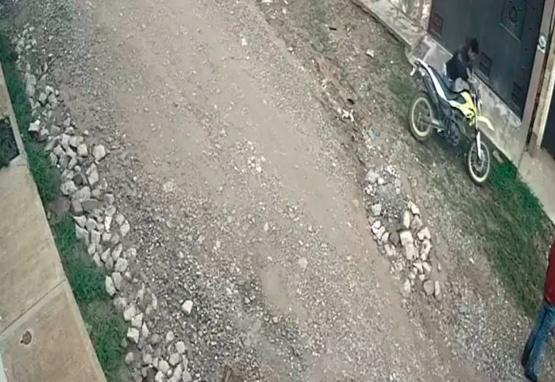 A través de las cámaras de vigilancia se observa cómo se llevan la unidad.