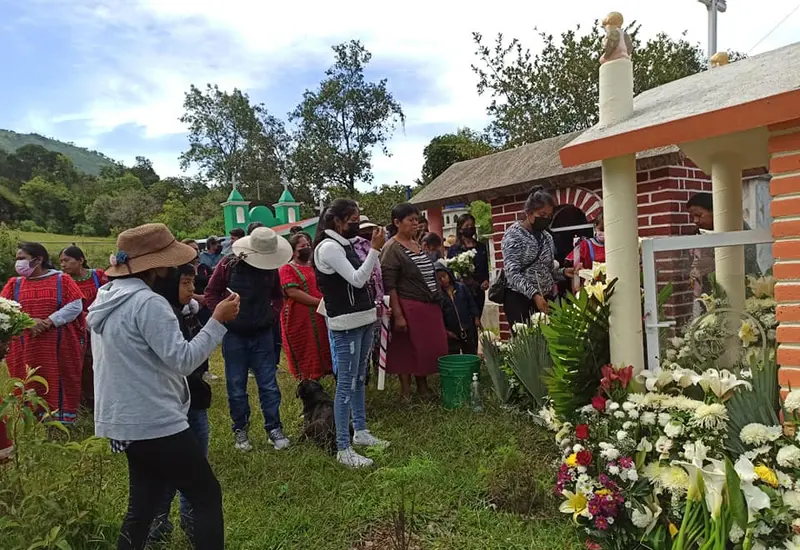 personas en panteón oaxaca 