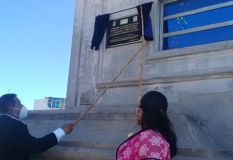 Develan placa alusiva al decreto en el edificio del reloj municipal. (SimiNoticias) 