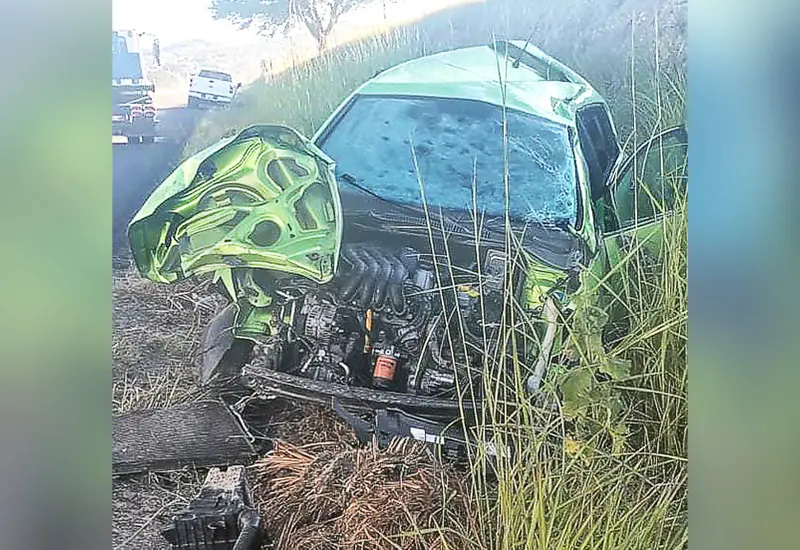 La unidad de motor Seat Ibiza que se salió de la carretera en jurisdicción de San Martín de los Canseco, Ejutla.