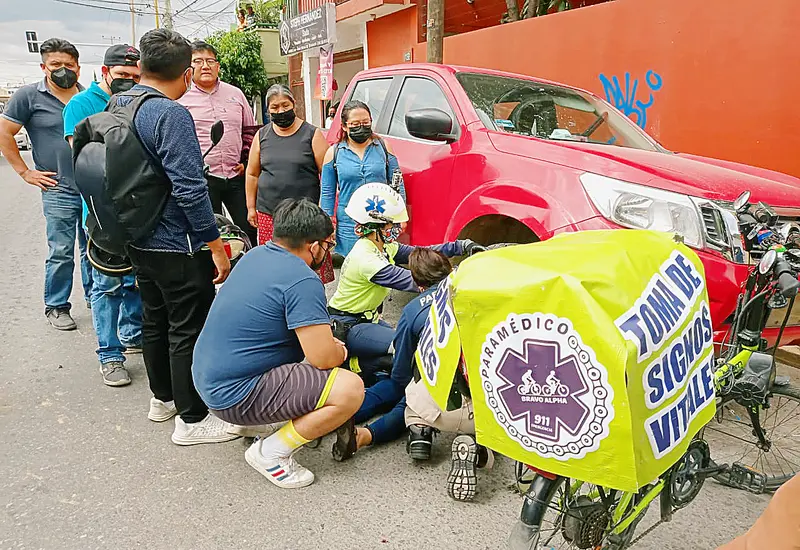 Personal médico auxilia a accidentados