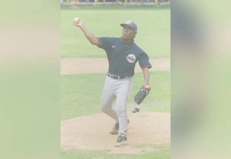 Jugador de beisbol lanzando pelota
