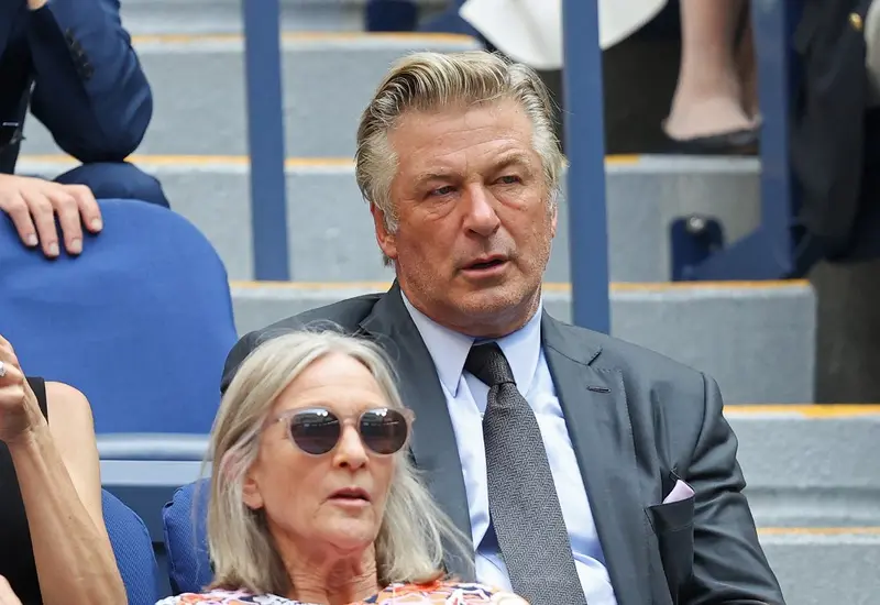 Actor Alec Baldwin sentado