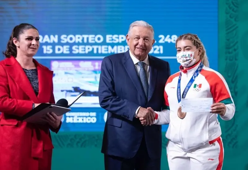 AMLO entregó los premios económicos a los deportistas mexicanos. | Especial