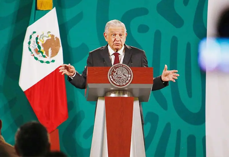 Amlo hablando frente al micrófono