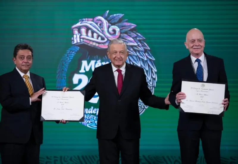 AMLO entrega reconocimientos
