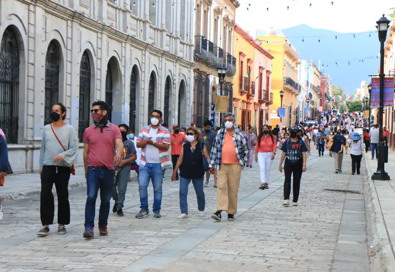 Personas caminando en el andador de Oaxaca