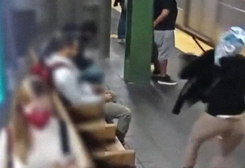 Al momento que pasa el tren una mujer empuja a otra de 42 años, con el fin de que fuera arrollada.