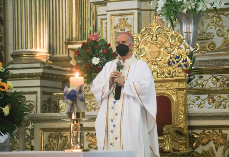 Pedro Vázquez dando misa