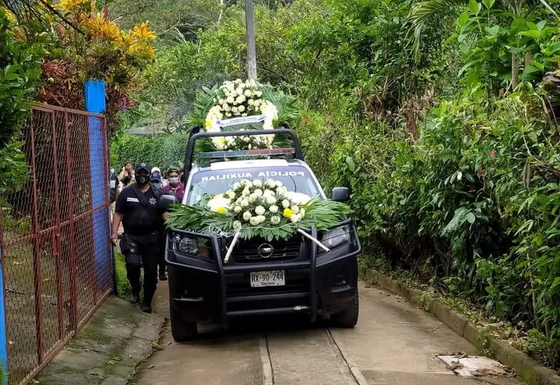 Patrulla con corona de flores