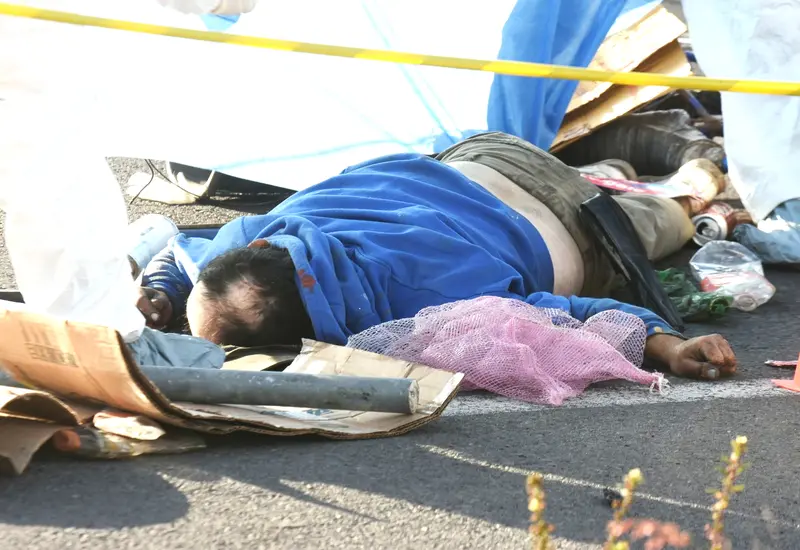 Hombre atropellado derribado en piso