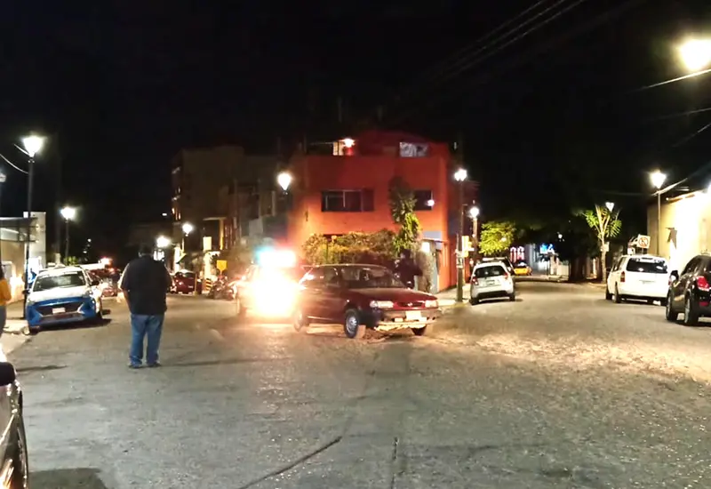 Auto en calle de noche