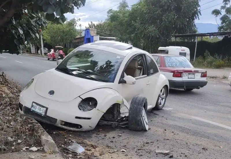 Auto estrellado contra muro