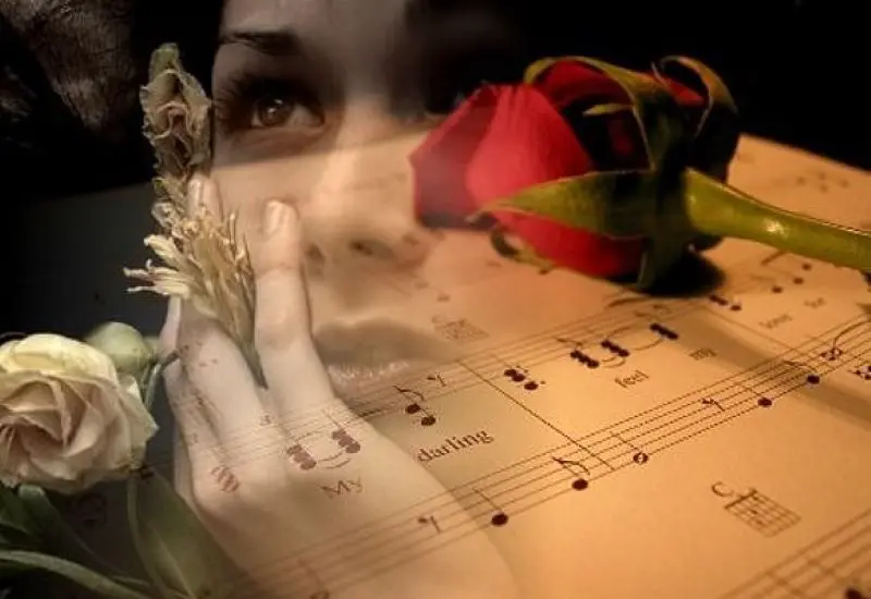 Mujer con rosa en mano y notas musicales