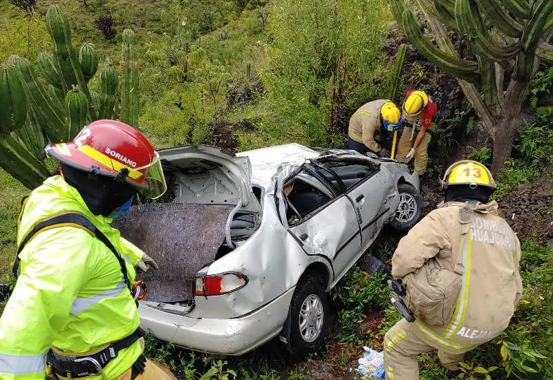 Bomberos rescatando conductora de automóvil